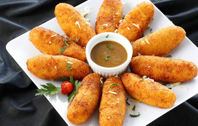 Uma das comidas de boteco concorrente no Rio de Janeiro: bolinhos de abóbora com carne seca e mussarela, empanado com farinha de rosca e parmesão. (fonte: site oficial do evento)