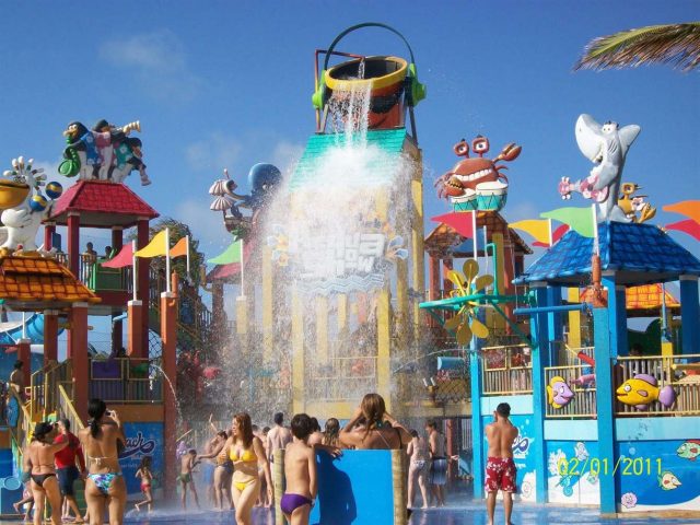 O Beach Park atrai famílias de todos os lugares para curtir as férias. (foto: divulgação)