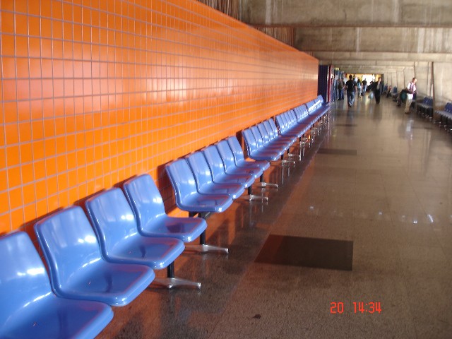 Cadeiras antes da nova rodoviária de Curitiba