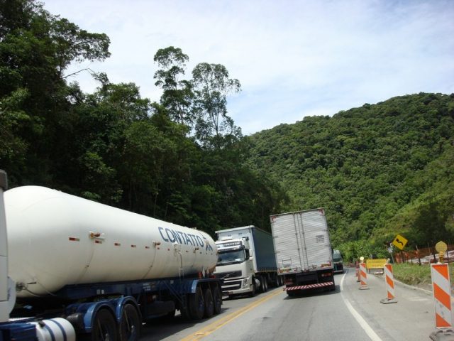 De olho nas estradas: Trânsito de caminhões na Serra do Cafezal