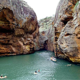 As águas verdes do Rio São Francisco banham o cânion do Xingó, em Aracaju