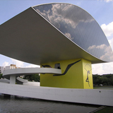 Vista lateral do prédio principal do MON