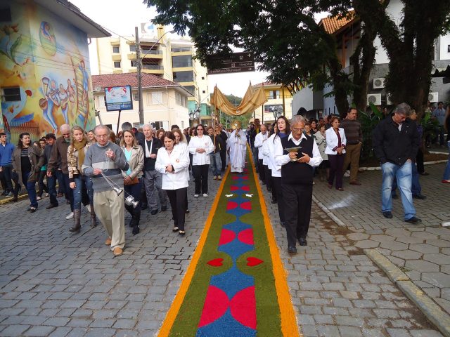 A cidade de Nova Trento é considerada a capital catarinense do turismo religioso e, em 2015, reuniu mais de 300 voluntários para confeccionar os tapetes para a procissão. (Foto: Prefeitura Nova Trento)