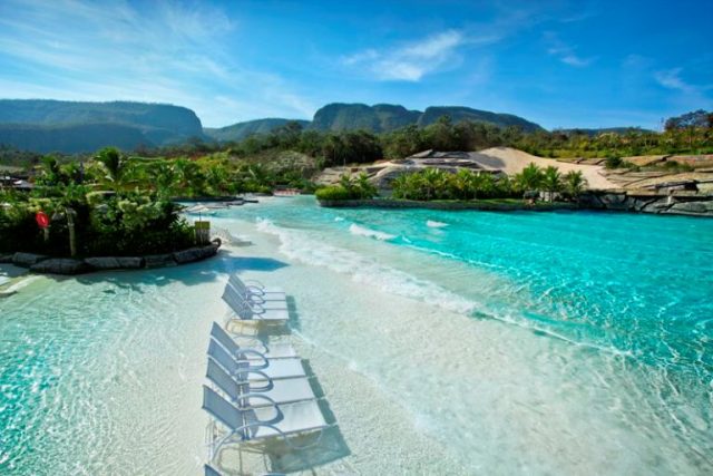 piscina de ondas do Hot Park