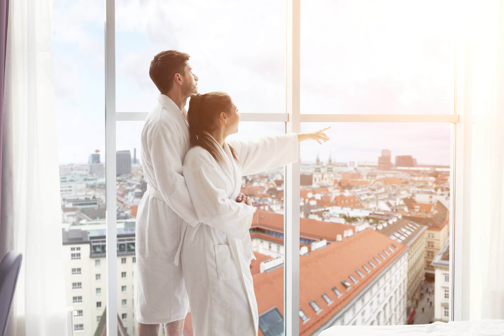 Entenda um pouco mais entre se hospedar em casa ou em hotel.