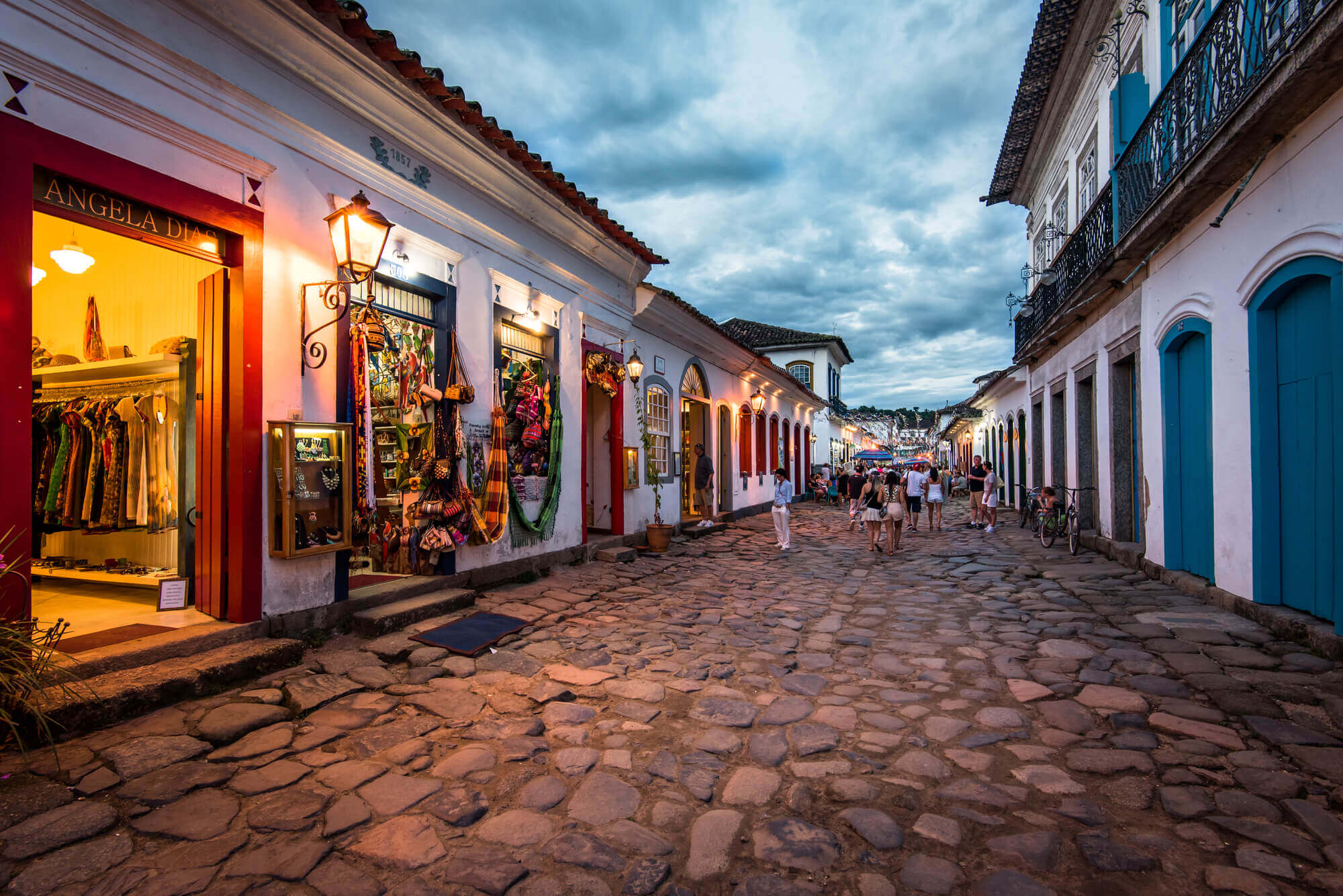 Que tal Paraty? Tipica cidade do Rio de Janeiro.