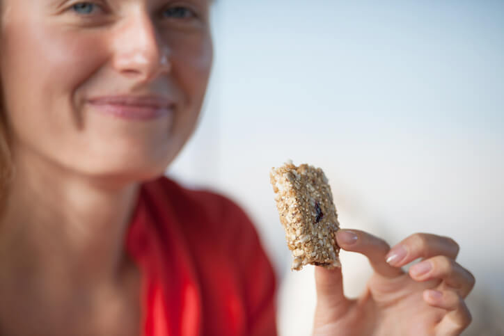 Leve uma barrinha de cereal só para dar aquela enganada na fome.