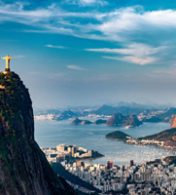 imagem aérea do cristo redentor com a cidade do rio de janeiro abaixo