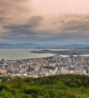 cidade de florianopolis vista do topo de uma montanha