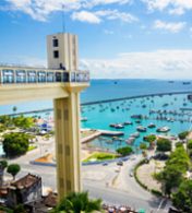 elevador lacerda em salvador com a praia ao fundo