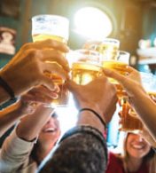 pessoas brindando com copos de cerveja