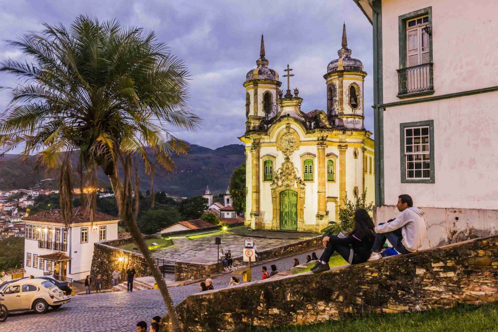 O que não falta são lugares para conhecer em Minas Gerais. O estado que é conhecido por sua culinária incrível e pela hospitalidade, ainda conta com atrativos para todos os gostos, desde aqueles que curtem o contato intenso com a natureza e tranquilidade, até quem é mais chegado na badalação.  Além disso, a região pode ser considerada uma verdadeira aula de História para o turista, por ter sido importante no passado brasileiro e ter preservado diversas cidades daquele período, como é o caso de Ouro Preto e Mariana. As opções para compor um roteiro de viagem incrível são diversas.  Agora, acompanhe o texto e veja alguns dos motivos para visitar o estado