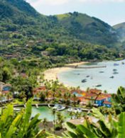 uma praia com montanhas ao fundo em Angra dos Reis
