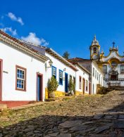 casas e igreja na cidade de ouro preto