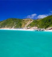 praia com água azul turquesa