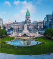 praça com o palacio do congresso ao fundo em buenos aires