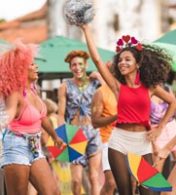 mulheres dançando animadamente durante o carnaval