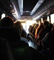 É possível dormir no ônibus de viagem de forma confortável. Saiba como!