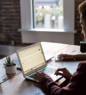 homem fazendo uma compra de passagem de ônibus