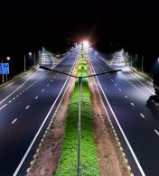 ônibus passando na rodovia