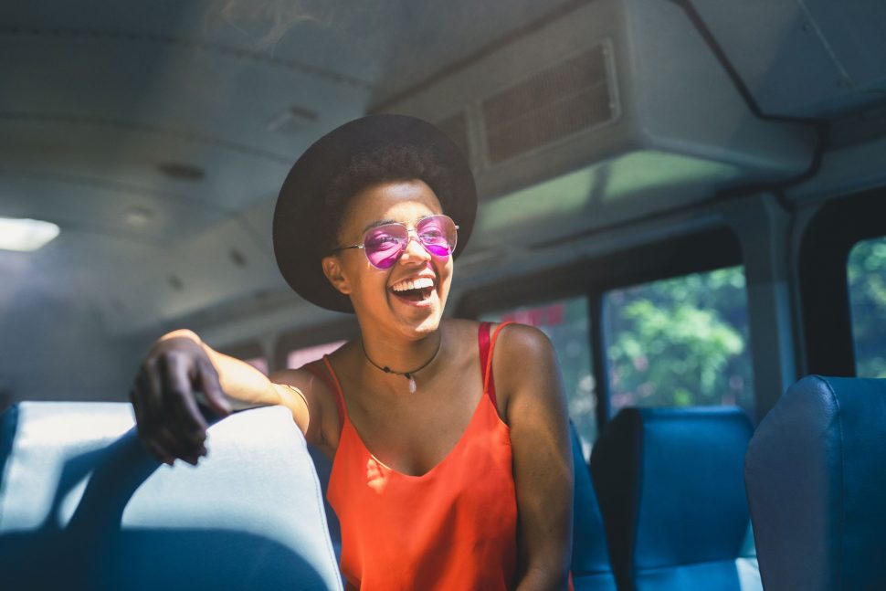 Look para viajar de ônibus: saiba quais roupas usar