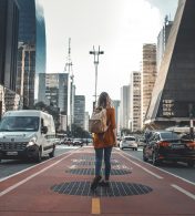 jovem na Avenida Paulista, em São Paulo